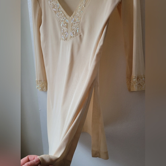 Size S - cream top with beadwork at the neckline and bottom of sleeves - Picture 4 of 4